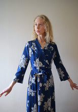 Load image into Gallery viewer, 1940s dressing gown . vintage 40s floral print dress . size xs to s/m