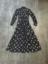 Load image into Gallery viewer, Antique wrapper dress . 1890s 1900s calico dress . size xxs to small