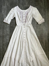 Load image into Gallery viewer, 1900s antique dress . vintage Edwardian linen dress . size xs to xs/s