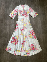 Load image into Gallery viewer, 1940s rose print dressing gown . vintage 40s dress . size small
