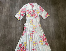 Load image into Gallery viewer, 1940s rose print dressing gown . vintage 40s dress . size small