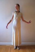 Load image into Gallery viewer, Vintage 1950s pearl rhinestone and crochet collar