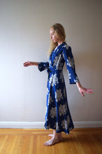 Load image into Gallery viewer, 1940s dressing gown . vintage 40s floral print dress . size xs to s/m