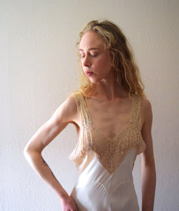 Vintage 1940s satin and lace gown . size small to s/m