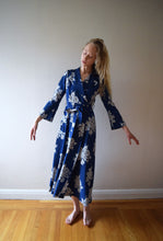 Load image into Gallery viewer, 1940s dressing gown . vintage 40s floral print dress . size xs to s/m