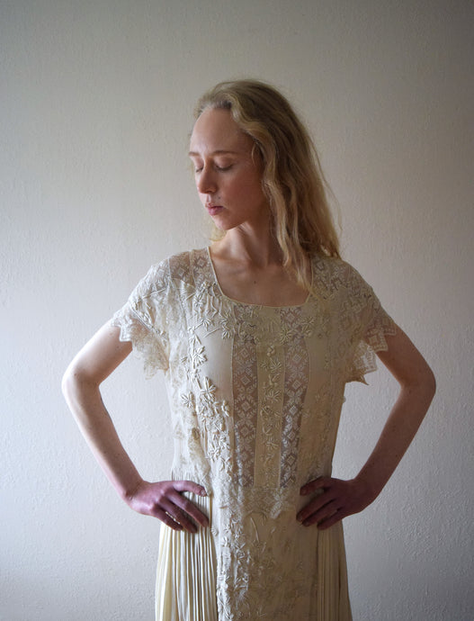 1920s silk and lace dress . vintage wedding dress . size xs to s/m