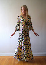 Load image into Gallery viewer, 1940s dressing gown . vintage 40s jersey dress . size medium to large