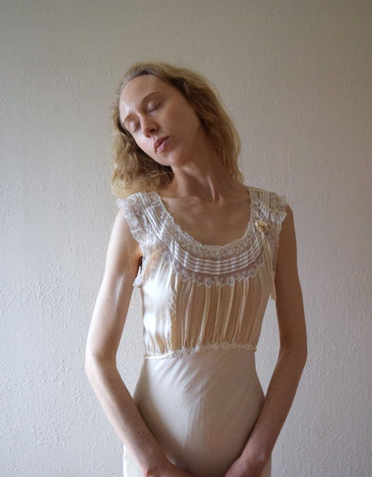 Vintage 1940s silk and lace bias cut gown . size xs to xs/s