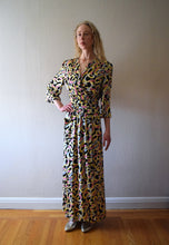 Load image into Gallery viewer, 1940s dressing gown . vintage 40s jersey dress . size medium to large