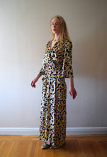 Load image into Gallery viewer, 1940s dressing gown . vintage 40s jersey dress . size medium to large