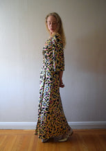Load image into Gallery viewer, 1940s dressing gown . vintage 40s jersey dress . size medium to large