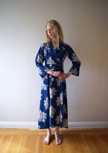 Load image into Gallery viewer, 1940s dressing gown . vintage 40s floral print dress . size xs to s/m