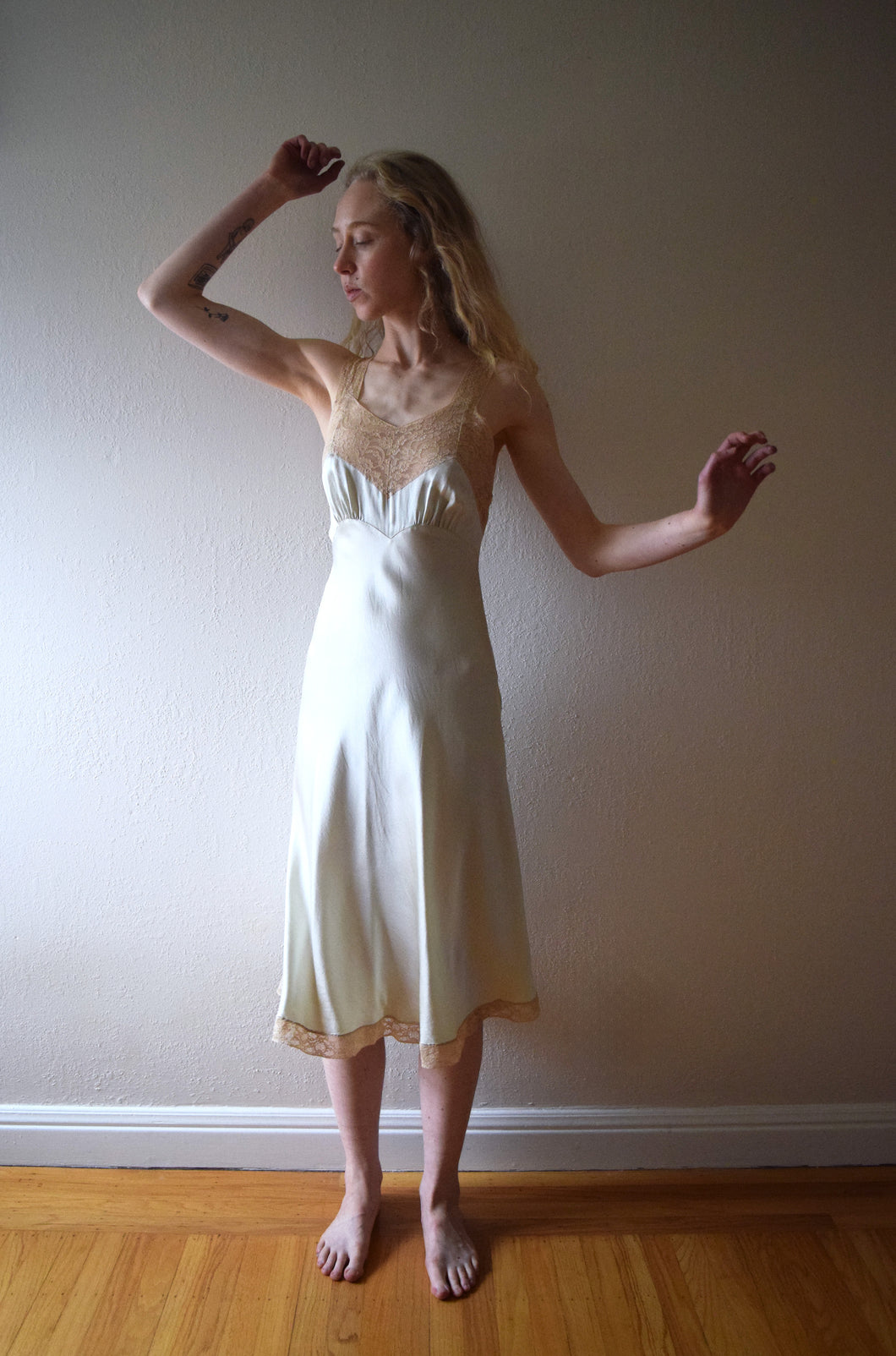 1940s pale green silk and lace slip . size xs to xs/s