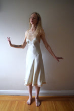 Load image into Gallery viewer, 1940s pale green silk and lace slip . size xs to xs/s