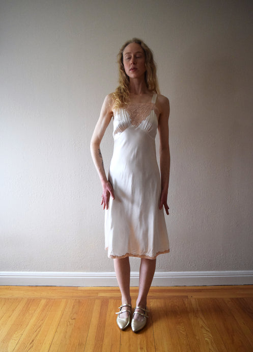 Vintage 1930s satin bias cut slip . size xs