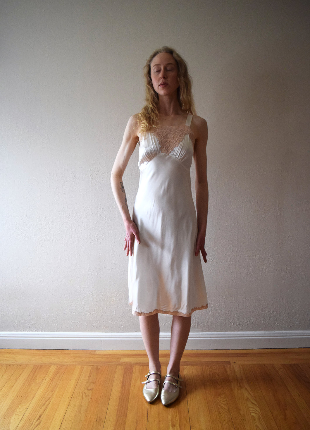 Vintage 1930s satin bias cut slip . size xs