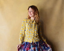 Load image into Gallery viewer, 1940s novelty print blouse . 40s top . size m