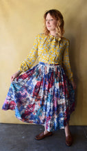 Load image into Gallery viewer, 1940s novelty print blouse . 40s top . size m