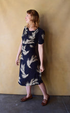 Load image into Gallery viewer, 1940s rayon dress . 40s barley print dress . size s