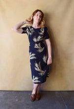 Load image into Gallery viewer, 1940s rayon dress . 40s barley print dress . size s