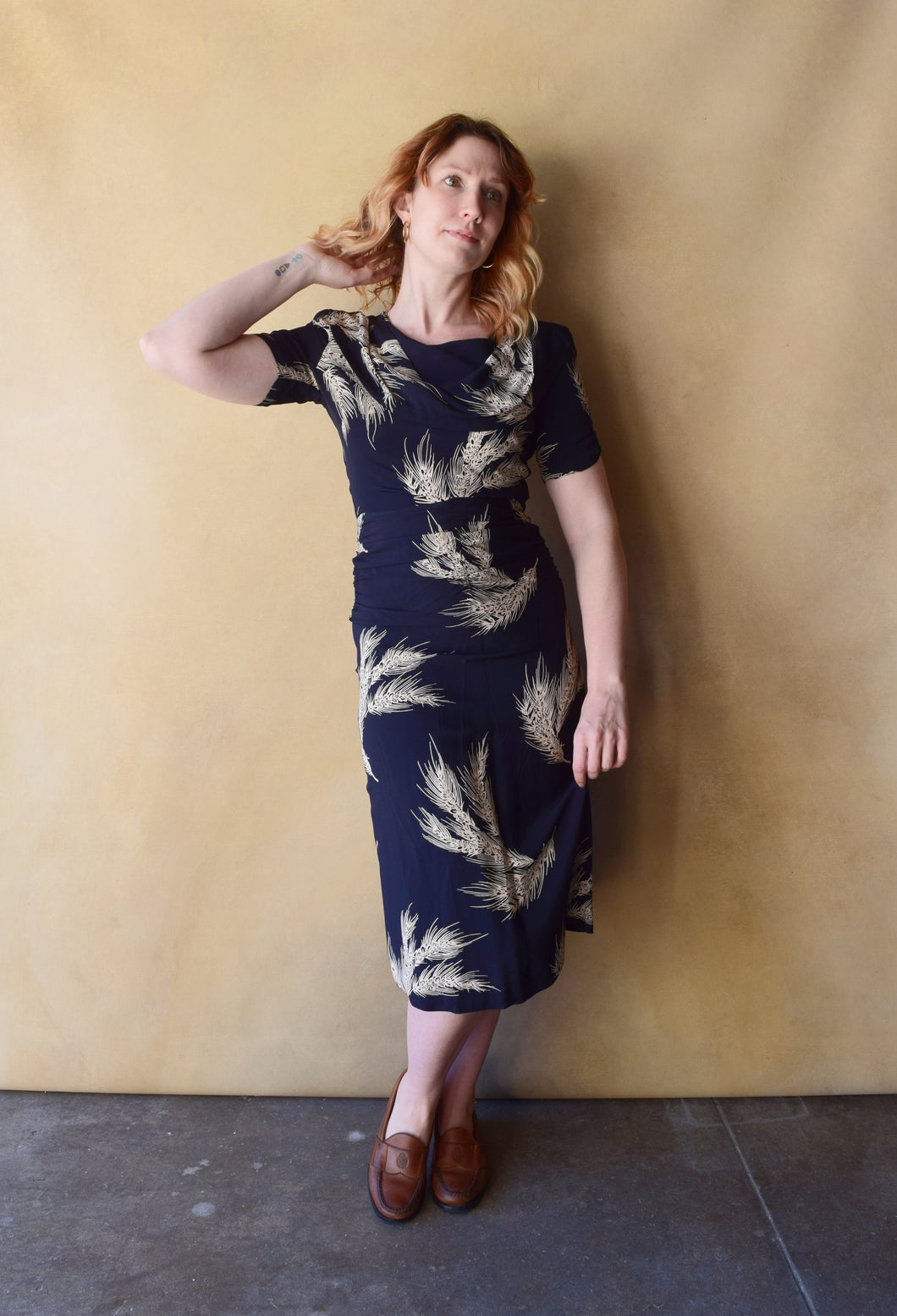 1940s rayon dress . 40s barley print dress . size s