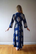 Load image into Gallery viewer, 1940s dressing gown . vintage 40s floral print dress . size xs to s/m