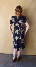 Load image into Gallery viewer, 1940s rayon dress . 40s barley print dress . size s