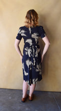 Load image into Gallery viewer, 1940s rayon dress . 40s barley print dress . size s