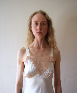 Vintage 1930s satin bias cut slip . size xs