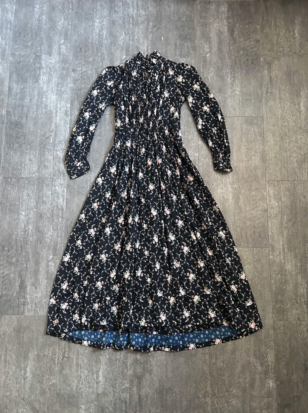 Antique wrapper dress . 1890s 1900s calico dress . size xxs to small bluefennel Antique wrapper dress . 1890s 1900s calico dress . size xxs to small bluefennel