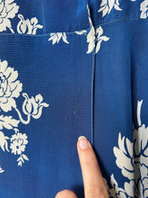 Load image into Gallery viewer, 1940s dressing gown . vintage 40s floral print dress . size xs to s/m