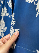 Load image into Gallery viewer, 1940s dressing gown . vintage 40s floral print dress . size xs to s/m