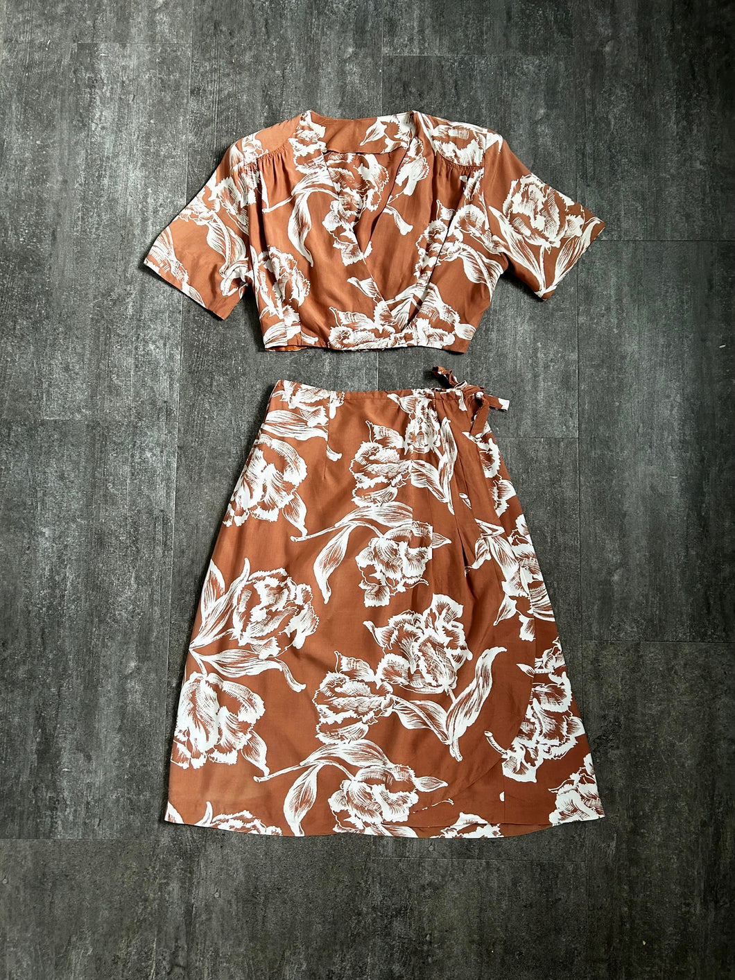 1940s dress set . vintage 40s crop top and skirt . size xs to s