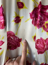 Load image into Gallery viewer, 1940s dressing gown . vintage rose print satin dress . size m