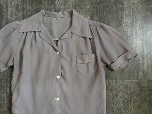 1940s rayon top . vintage 40s casualwear shirt . size xs to s