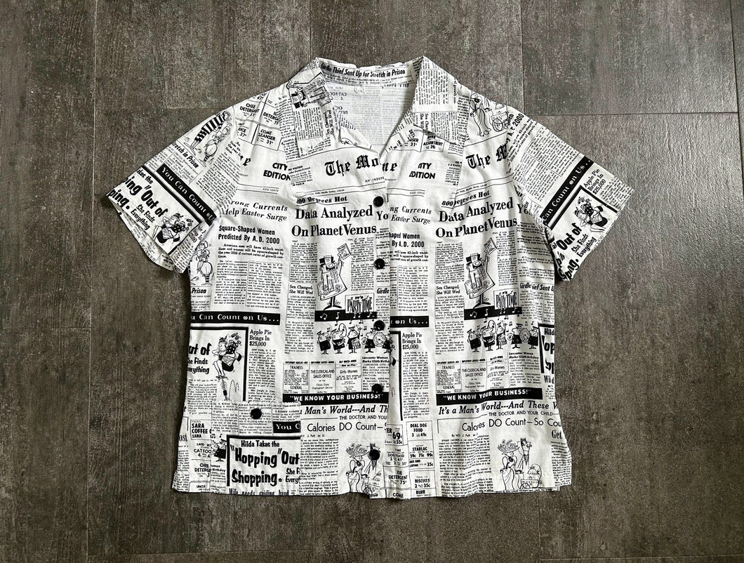 1960s novelty newsprint top . vintage 60s shirt . size l