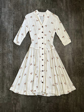Load image into Gallery viewer, 1940s fox print dress . vintage 40s novelty print dress . size xs to xs/s