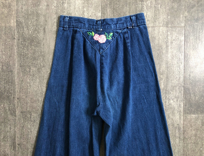 1970s embroidered Levis . 70s denim pants . 24-25 waist