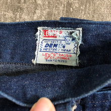 Load image into Gallery viewer, 1950s shorthorn Levis . Western wear pearl snap jeans . 30 waist
