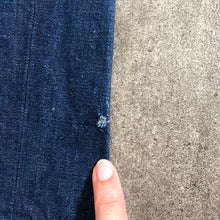 Load image into Gallery viewer, 1950s shorthorn Levis . Western wear pearl snap jeans . 30 waist