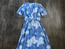 Load image into Gallery viewer, 1940s cold rayon dressing gown . floral dress . size m