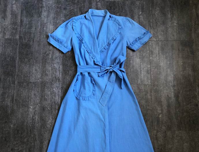 1940s dressing gown . vintage 40s wrap dress . size xs to s