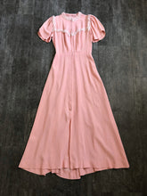 Load image into Gallery viewer, 1940s dressing gown . rayon dressing gown . size s