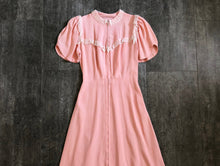 Load image into Gallery viewer, 1940s dressing gown . rayon dressing gown . size s