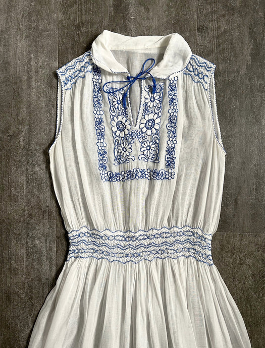 1920s 1930s embroidered dress . vintage Hungarian dress . size xs to s