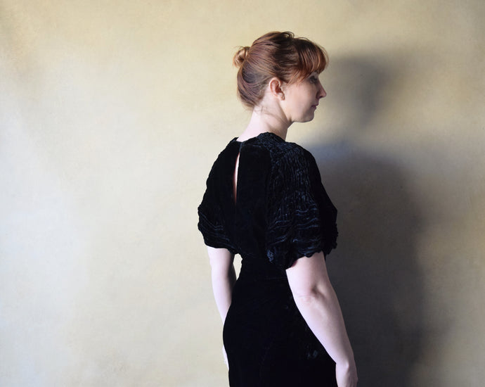 1930s black velvet gown . vintage 30s dress . size s to m