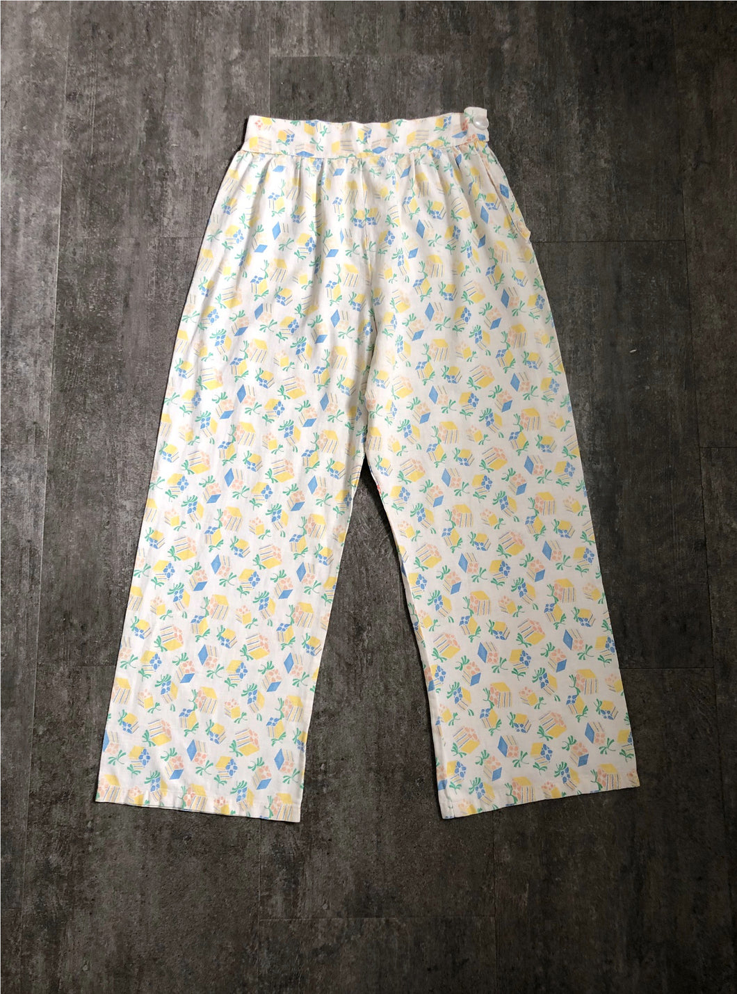 1930s feedsack pants . vintage novelty print pants . size medium