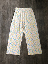 Load image into Gallery viewer, 1930s feedsack pants . vintage novelty print pants . size medium