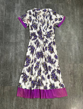 Load image into Gallery viewer, 1940s rayon jersey dress . vintage floral print dress .