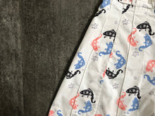 Load image into Gallery viewer, 1940s novelty print shorts . 40s shorts . size s to s/m